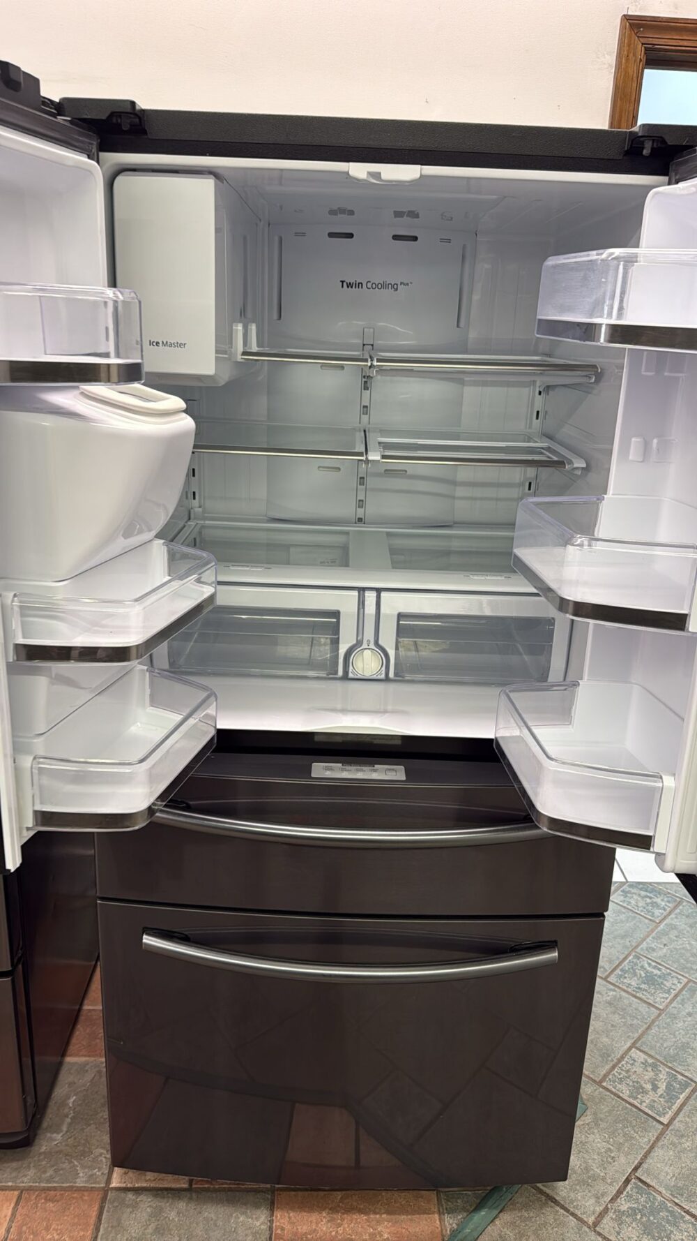 Samsung Used 33 Inch 4-Door French Door Refrigerator - Image 5