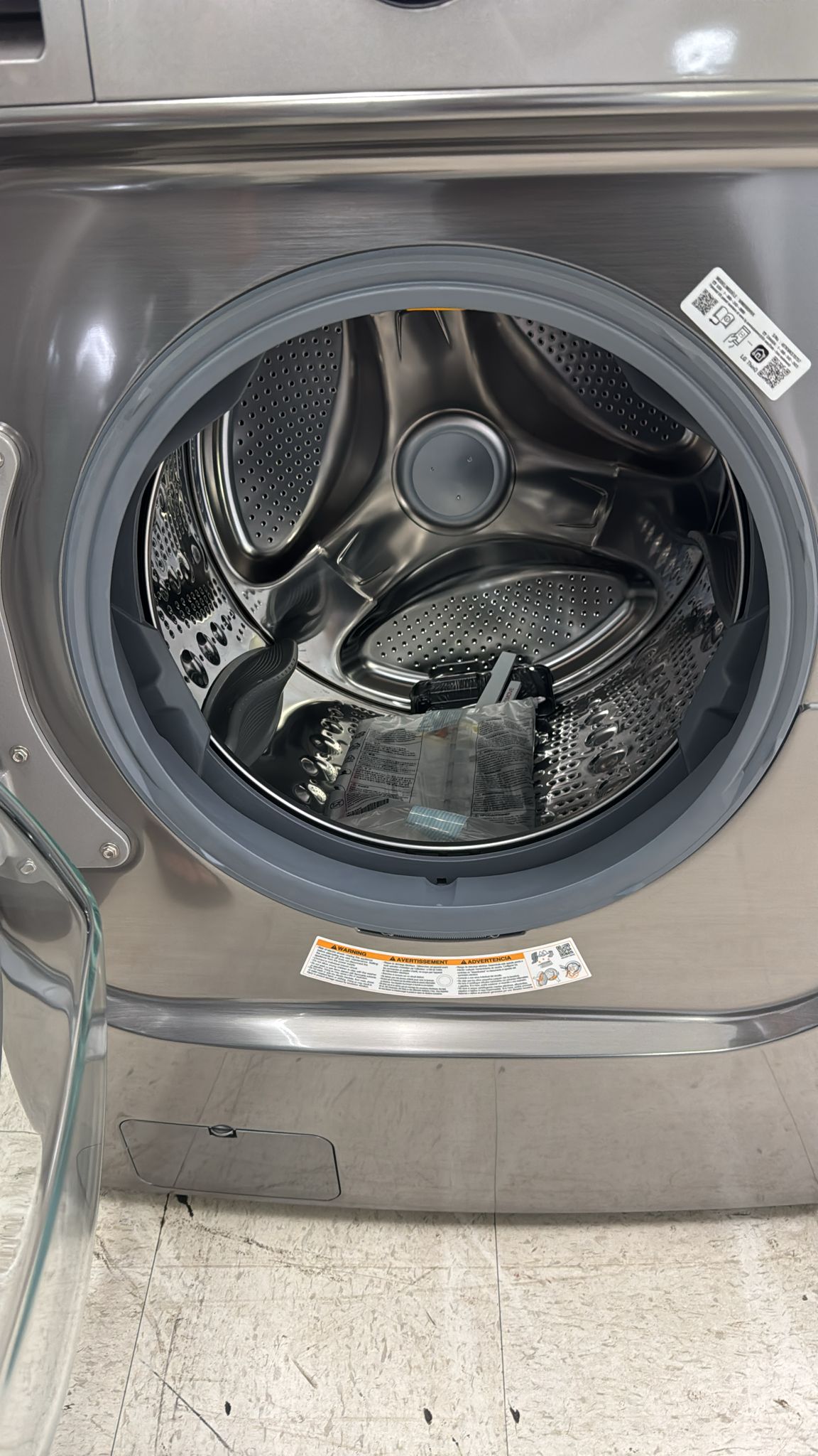 LG NEW ELECTRIC FRONT LOAD WASHER STAINLESS STEEL WITH WARRANTY - Image 3