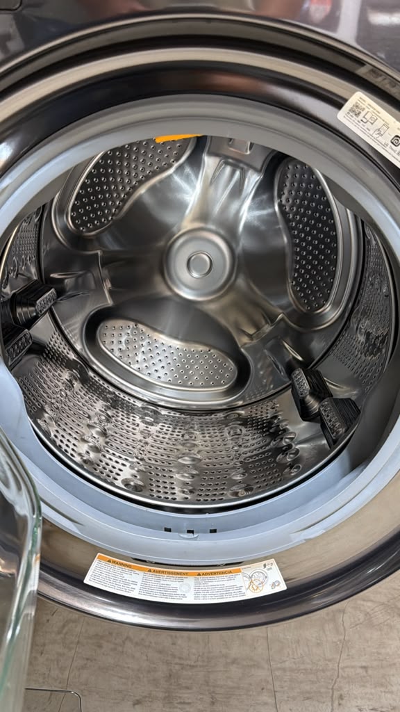 LG WKGX301HBA 27" 5.0 Cu. Ft. Washer & 7.4 Cu. Ft. Gas Dryer WashTower - Image 2