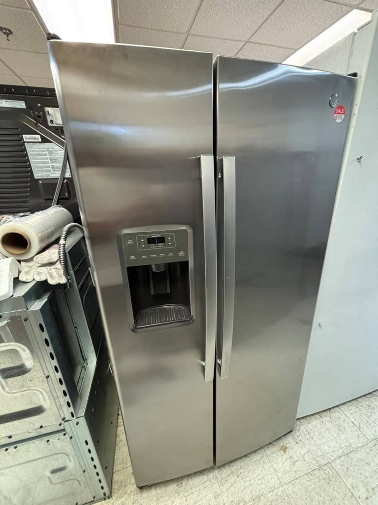GE GSE25GYPFCFS 25.3 Cu. Ft. Side-by-Side Refrigerator
