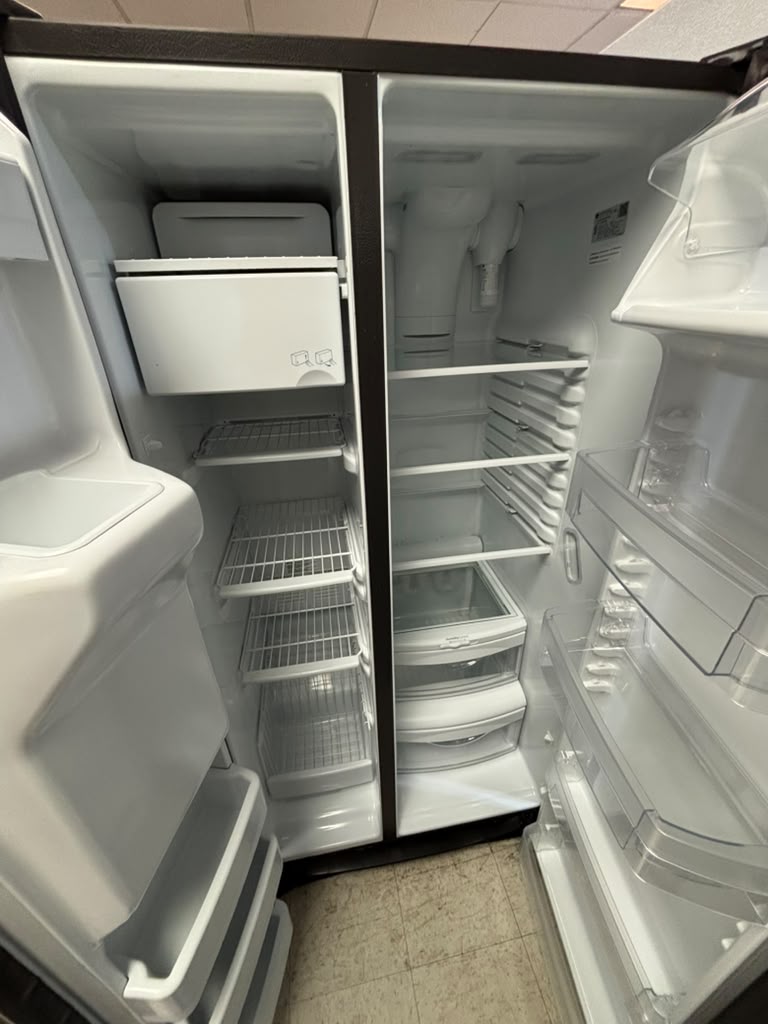 GE GSE25GYPFCFS 25.3 Cu. Ft. Side-by-Side Refrigerator - Image 2