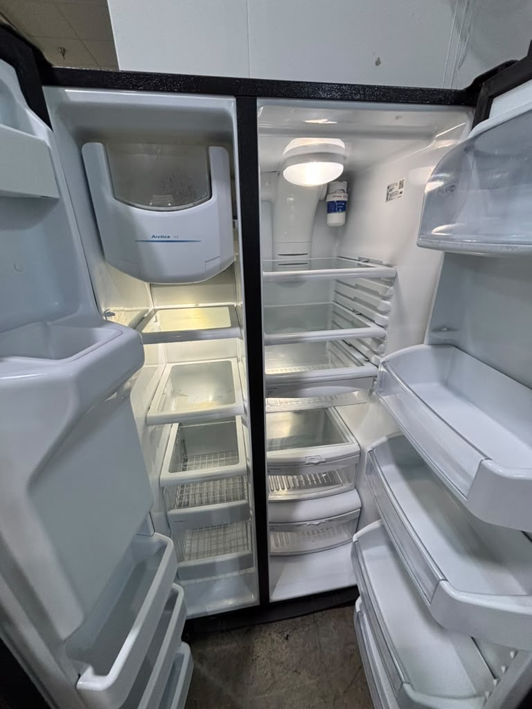 GE GSE25HSHBHSS 25.3 Cu. Ft. Side-by-Side Refrigerator - Image 2