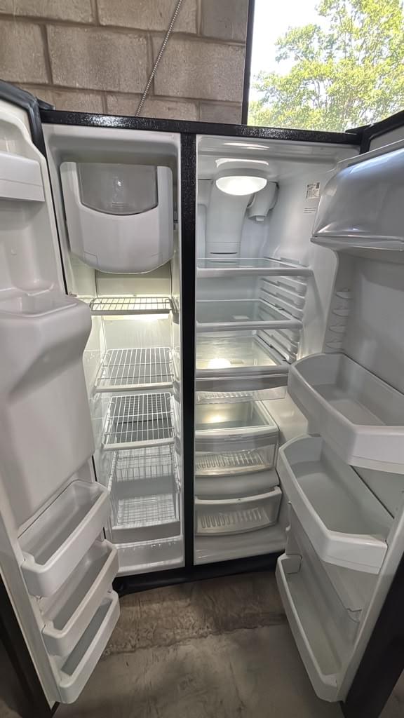 GE USED GSS25GGHLCBB 36″ 25.3 Cu. Ft. Side-by-Side Refrigerator - Image 2