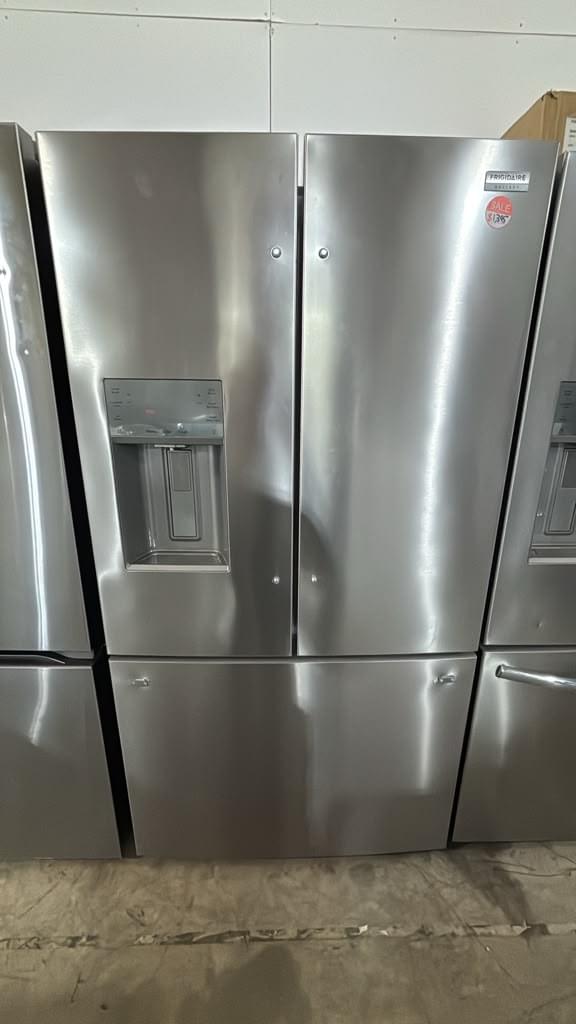Frigidaire Gallery GRFS2853AFC 36″ 27.8 Cu. Ft. French Door Refrigerator